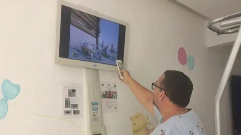 Un paciente frente a un televisor en un hospital