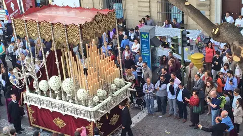 Imagen del palio del Socorro entrando en calle Porvera
