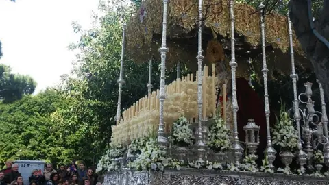 La Virgen del Amparo transita por Canalejas.