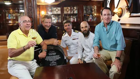 Antonio Flores, en&oacute;logo y master blender de Gonz&aacute;lez Byass; Joan Roca, chef del Celler de Can Roca (*** Michelin); David M&eacute;ndez, comunicaci&oacute;n de la Armada en Andaluc&iacute;a; Juan Ruiz, jefe de sala y sumiller (Aponiente *** Michelin), y Mauricio Gonz&aacute;lez-Gordon, presidente de Gonz&aacute;lez Byass (de izda. a dcha.).