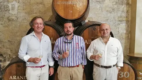 En la imagen, de izquierda a derecha, Jos&eacute; Manuel Anelo -gerente de Bodegas &Aacute;lvaro Domecq-, Ram&oacute;n Emilio Mej&iacute;as Mateos -gerente de Carrefour Express- y Marco A. Velo, gerente de MAV-Comunicaci&oacute;n (Agencia de Comunicaci&oacute;n y Gesti&oacute;n Cultural)