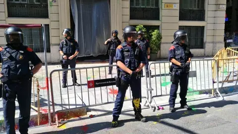 Mossos manchados de pintura ante la Jefatura Superior de Polic&iacute;a, en Barcelona.