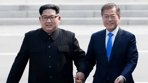 Moon Jae-in (izquierda) y Kim Jong-un, este martes en Pyongyang. PYOENGYANG PRESS CORPS