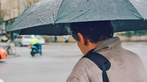 Un hombre con un paraguas