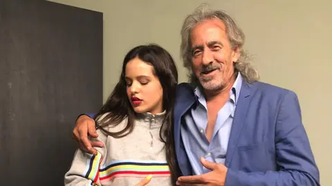 Rosal&iacute;a junto al cantaor de flamenco "Capullo de Jerez"