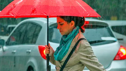 Una mujer con un paraguas