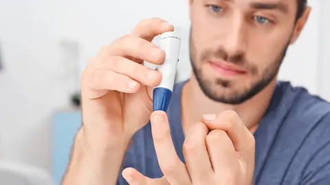 Un hombre se mide los niveles de insulina