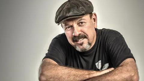 barcelona  1 de junio de 2016  Javier Ruibal tras interpretar un acustico para MUSICA DIRECTA   Foto  Ricard Fadrique