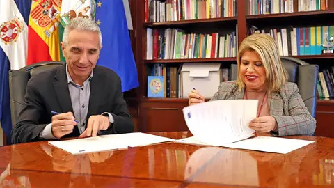 Miguel &Aacute;ngel V&aacute;zquez, Consejero de Cultura en funciones, junto a Mamen S&aacute;nchez, ambos miembros del PSOE-A
