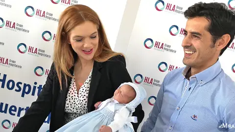 Beatriz Trapote y V&iacute;ctor Jaineiro posan junto a su hijo Oliver | Noelia Herrera, de Jonocla Fotograf&iacute;a para elMIRA.es