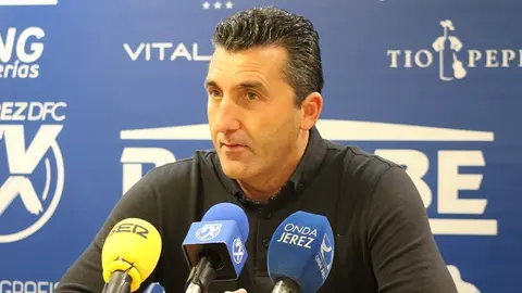 Edu Villegas en rueda de prensa | Foto de XerezDeportivoFC.com