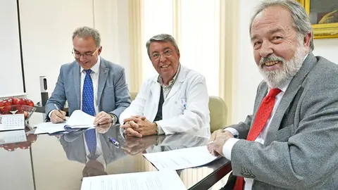 De izq. a dcha: Diego N&uacute;&ntilde;ez, gerente del centro, Guillermo Garc&iacute;a, superior de San Juan Grande, y el director m&eacute;dico de IHP, Alfonso Carmona
