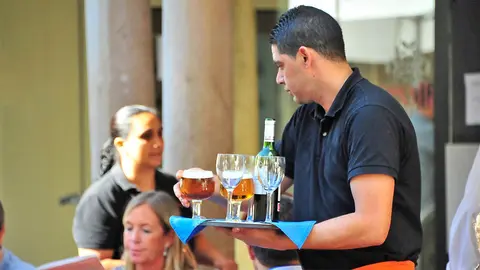 Un camarero en una foto de archivo