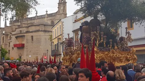 La Hermandad del Prendimiento de Jerez regresando a Santiago por la lluvia