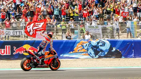 M&aacute;rquez saludando al p&uacute;blico tras su victoria