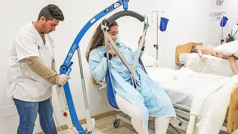 Alumnos del FP de Auxiliar de Enfermer&iacute;a en M&aacute;laga realizan pr&aacute;cticas en una clase acondicionada, como estar&aacute;n las clases en Jerez