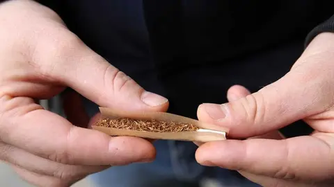 BARCELONA 17 10 2016 Sociedad Campana de la Gene  para que los jovenes dejen de fumar tabaco de liar  en la foto alumnos de la Escola Massana fumando    FOTO de RICARD CUGAT