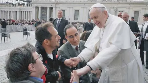 Pablo Pineda y 'El Langui' tuvieron un encuentro con el Papa Francisco durante el programa 'Donde comen dos' | Foto de RTVE