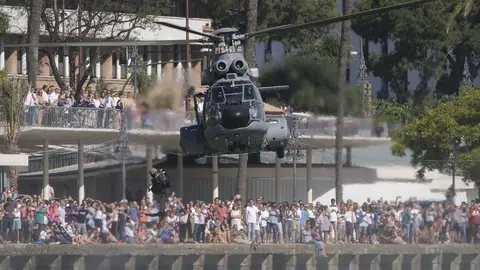 Helic&oacute;ptero de las Fuerzas Armadas v&iacute;a: Ayuntamiento de Sevilla