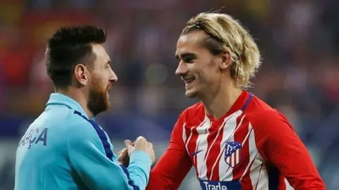 Antoine Griezman, en su etapa como atl&eacute;tico, saluda a Lioenl Messi, compa&ntilde;ero en el Bar&ccedil;a