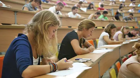 Estudiantes universitarios durante un examen 