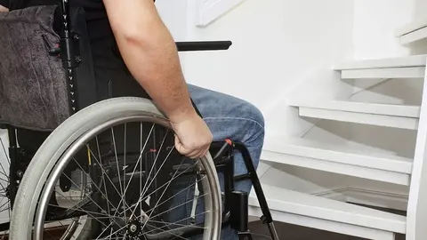 Una persona con discapacidad entra en su vivienda