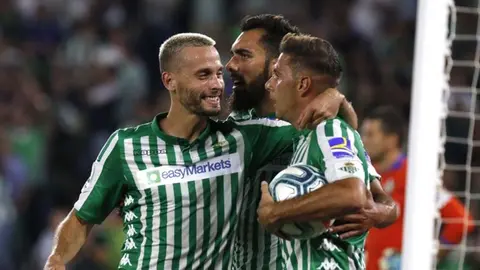 Joaqu&iacute;n, Borja Iglesias y Canales celebrando el empate a uno. Foto: La Liga