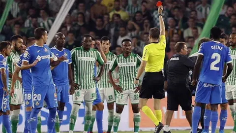 William Carvalho siendo expulsado ante el Getafe. Foto: EFE