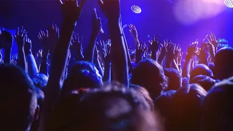 Personas de fiesta en una discoteca