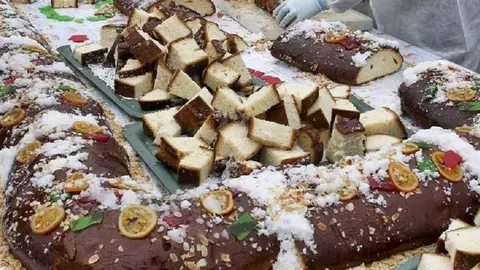 MD40. MADRID, 5/1/2011.- Aldeas Infantiles ofreci&oacute; este mediod&iacute;a el tradicional rosc&oacute;n de Reyes a los ciudadanos, en la madrile&ntilde;a Puerta del Sol. Los donativos recogidos en este acto se destinar&aacute;n a respaldar la labor de ayuda de esta organizaci&oacute;n. EFE/Kote Rodrigo