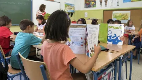 ANDALUC&Iacute;A. GR03. GRANADA, 12/09/2016.- Alumnos en una clase del colegio de Educaci&oacute;n Infantil y Primaria Fuentenueva de Granada, hoy cuando se ha iniciado el curso escolar. EFE/Miguel &Aacute;ngel Molina