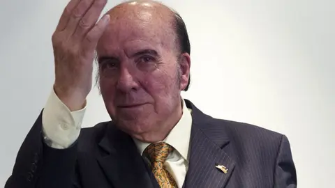 GRA374. M&Aacute;LAGA, 24/11/2016.-El humorista Gregorio S&aacute;nchez Fern&aacute;ndez conocido como "Chiquito de la Calzada" tras recibir hoy el galard&oacute;n al "Personaje malague&ntilde;o", uno de los Premios Aehcos otorgados por la patronal hotelera de la Costa del Sol por su trayectoria art&iacute;stica y llevar siempre el nombre de M&aacute;laga en todas partes donde ha actuado. EFE/Jorge Zapata.