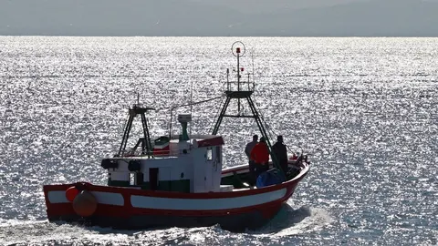 GRAFAND4530. TARIFA (C&Aacute;DIZ), 27/01/2020.- Un barco de pescadores sale del puerto de Tarifa (C&aacute;diz) en busca de los tripulantes desaparecidos del pesquero "R&uacute;a Mar", que naufrag&oacute; en la madrugada del pasado jueves en aguas marroqu&iacute;es mientras faenaba, y tras haber sido hallado este mediod&iacute;a un cad&aacute;ver flotando a siete millas de este puerto que ha sido identificado como uno de los seis tripulantes EFE/A.Carrasco Ragel