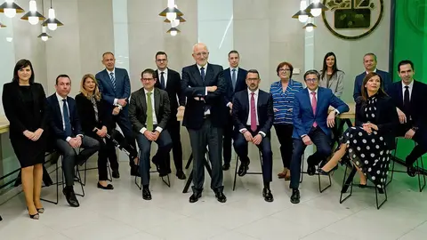 &bull;	Juan Roig y miembros del Comit&eacute; de Direcci&oacute;n de Mercadona en la zona de mesas y sillas del Nuevo Modelo Modelo de Tienda Eficiente