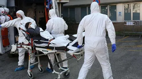Padua (Italy), 22/02/2020.- Ambulances and health workers are seen outside the Padua's hospital, northern Italy, 22 February 2020. A woman of Milan's Lombardy region has died after being infected with the coronavirus, becoming the second death following that of a 78-year-old man who died on 21 February. The new wave of cases in Italy's northern regions have triggered shut-downs of shops, offices and community centers. (Italia) EFE/EPA/NICOLA FOSSELLA
