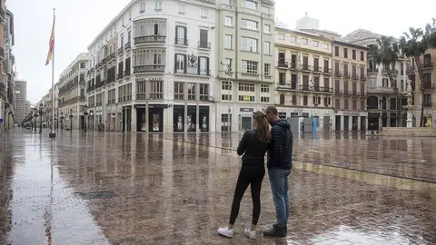 Malaga (Espa&ntilde;a) 15/03/2020 Reportaje en las instalaciones del Aeropuerto de Malaga y el centro historico sobre el estado de alarma decretado por el Gobierno por la crisis del coronavirus (Covid-19). En las fotografias, varios pasajeros con maletas en la terminal T3 y vistas de calles vacias del centro historico.
Foto: Garcia-Santos