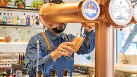 Un camarero en una foto de archivo