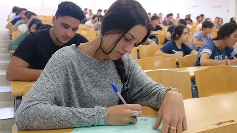 Una alumna examin&aacute;ndose de PEvAU