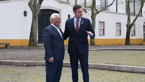 Beja (Portugal), 01/02/2020.- Portuguese Prime Minister Antonio Costa (L) welcomes Spanish Prime Minister Pedro Sanchez (R) before the Friends of Cohesion Group meeting in Beja, Portugal, 01 February 2020. The informal group, which is made up of 17 EU member states in eastern and southern Europe, gathered in Portugal to discuss further steps in defending the cohesion and agricultural policies in the next Multiannual Financial Framework (MFF), media reported. (Lanzamiento de disco) EFE/EPA/NUNO VEIGA