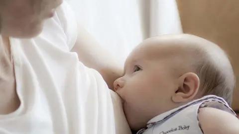Un beb&eacute; durante el periodo de lactancia