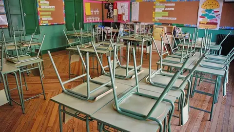 GRAF5326. MADRID, 11/03/2020.- Un aula desierta en el colegio p&uacute;blico Rufino Blanco en Madrid, este mi&eacute;rcoles. La suspensi&oacute;n de clases en las comunidades de Madrid y La Rioja y en las localidades alavesas de Vitoria y Labastida supone una situaci&oacute;n in&eacute;dita que obliga a los padres a improvisar el cuidado de sus hijos e inquieta a los alumnos con ex&aacute;menes pendientes, mientras que algunos profesores tendr&aacute;n que impartir las materias a distancia. EFE/ Paco Campos