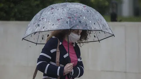 Una mujer con un paraguas