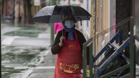 Una mujer con parag&uuml;as