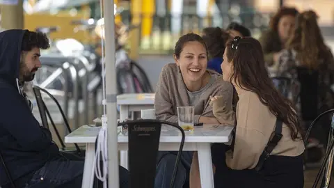 Un grupo de personas sentadas en los veladores de un bar, el d&iacute;a en el Sevilla pasa a la fase la fase 1 del plan de desescalada - Mar&iacute;a Jos&eacute; L&oacute;pez - Europa Press
