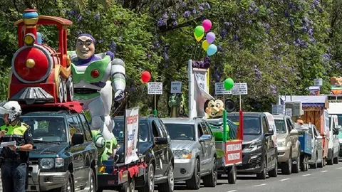 GRAFAND9219. SEVILLA, 09/06/2020. Una caravana de medio millar de feriantes a su paso por el paseo de Torneo de Sevilla durante la manifestaci&oacute;n que han realizado hasta el Parlamento de Andaluc&iacute;a en la capital hispalense donde se han concentrado para protestar por la situaci&oacute;n laboral de este colectivo debido a la suspensi&oacute;n de todas las ferias por la crisis sanitaria de la COVID-19. EFE/ Ra&uacute;l Caro.
