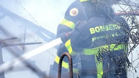 Bomberos en un incendio | Foto: Jes&uacute;s Catal&aacute;n 