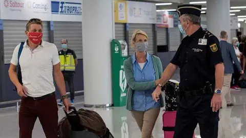 Turistas viajan a Espa&ntilde;a | Archivo