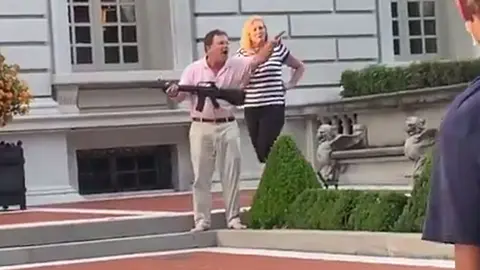 Sale armado a la calle a defender su propiedad.