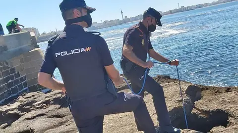 Rescate en C&aacute;diz de una persona ca&iacute;da a una fosa inundable por agentes de la Polic&iacute;a Nacional de la Comisar&iacute;a de Jerez