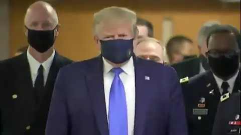 Trump, usando por primera vez la mascarilla en p&uacute;blico